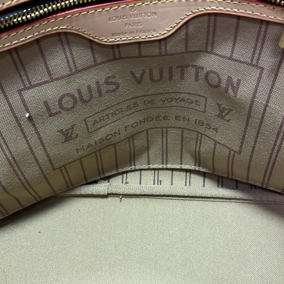 NEW Large Faux Louis Vuitton Hand Bag. With Dust cover and small clutch. - Picture 4 of 6